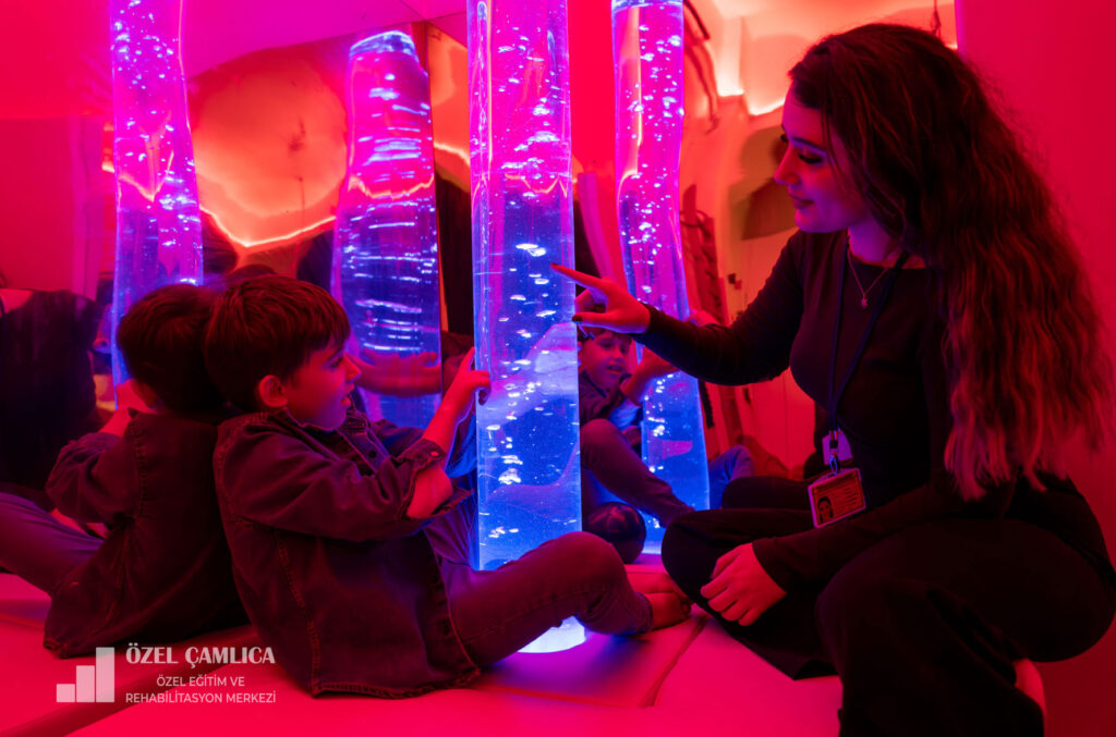 Özel eğitim merkezinde ergoterapist ile çocuk ergoterapi eğitiminde